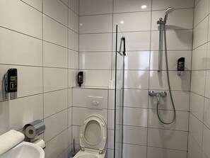 Chambre Standard (5 persons) | Salle de bain | Douche, serviettes fournies