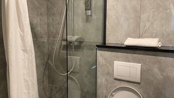 Kamar Quadruple Basic, kamar mandi pribadi | Kamar mandi | Shower dan handuk