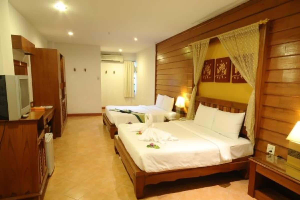 Family Superior Two Double Bed | Minibar, két bảo mật tại phòng, bàn, màn/rèm cản sáng 