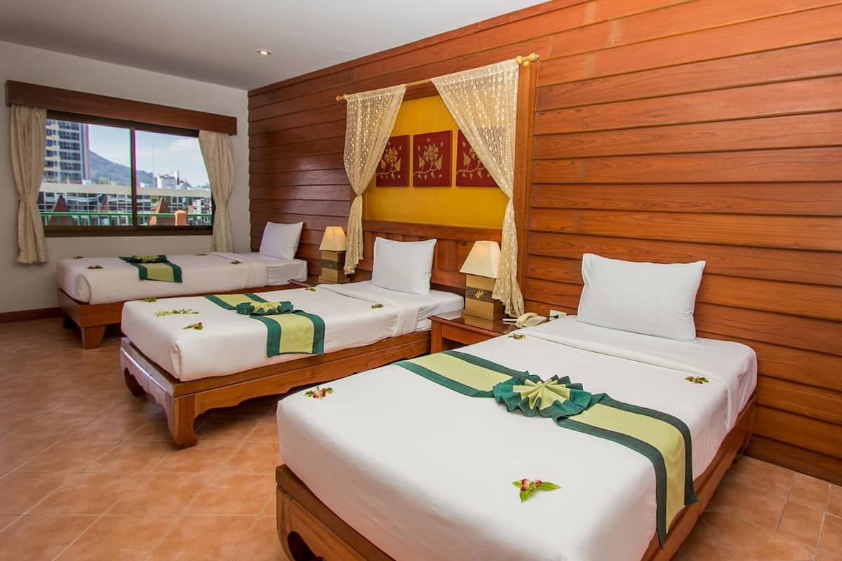 Superior Triple Room | Minibar, két bảo mật tại phòng, bàn, màn/rèm cản sáng 