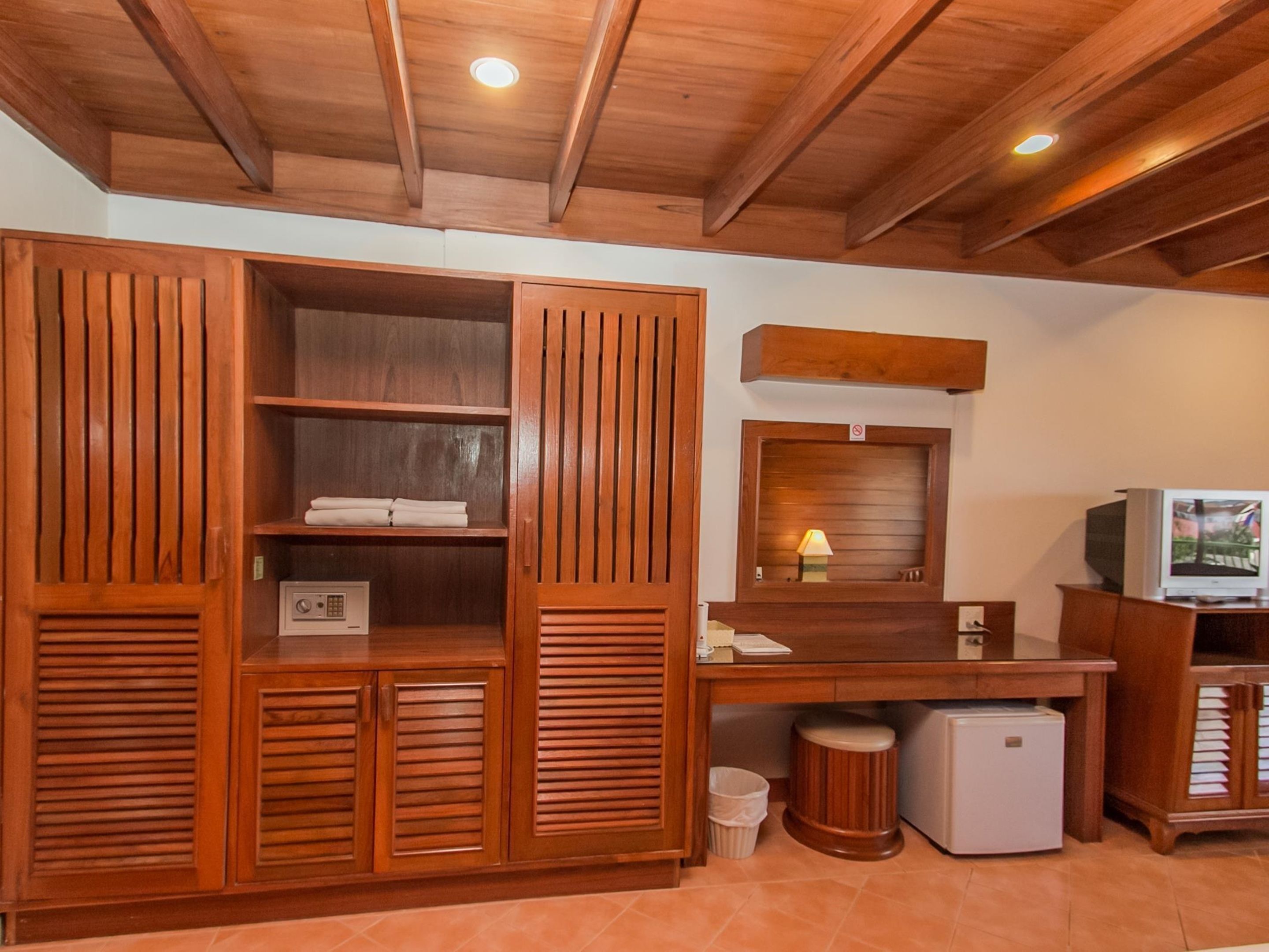 ميني بار وخزنة داخل الغرفة ومكتب وستائر تعتيم