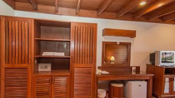 Superior Room Double Bed | Minibar, caja fuerte, escritorio y cortinas opacas