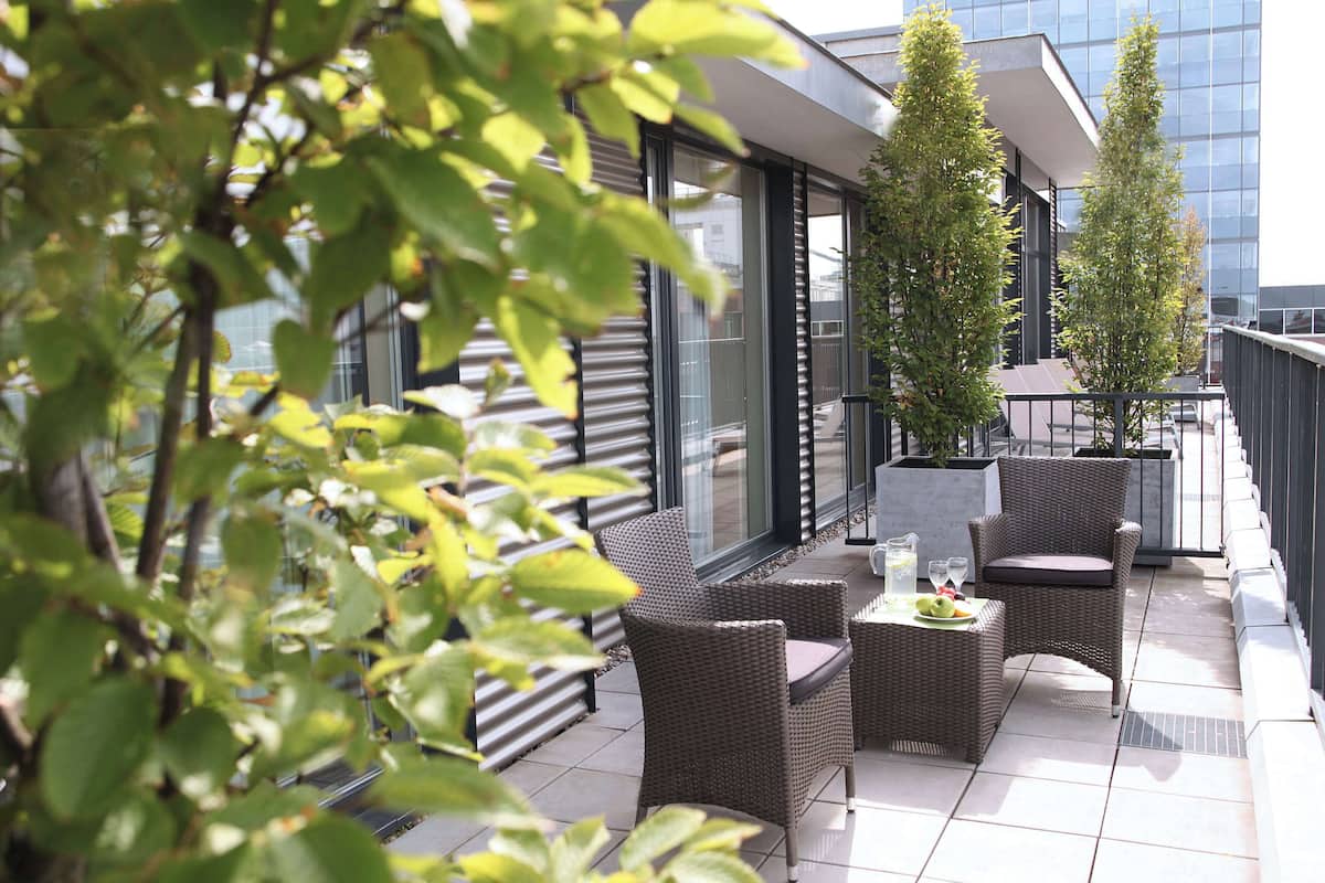 Suite - balkon (Sauna) | Allergivenligt sengetøj, pengeskab på værelset