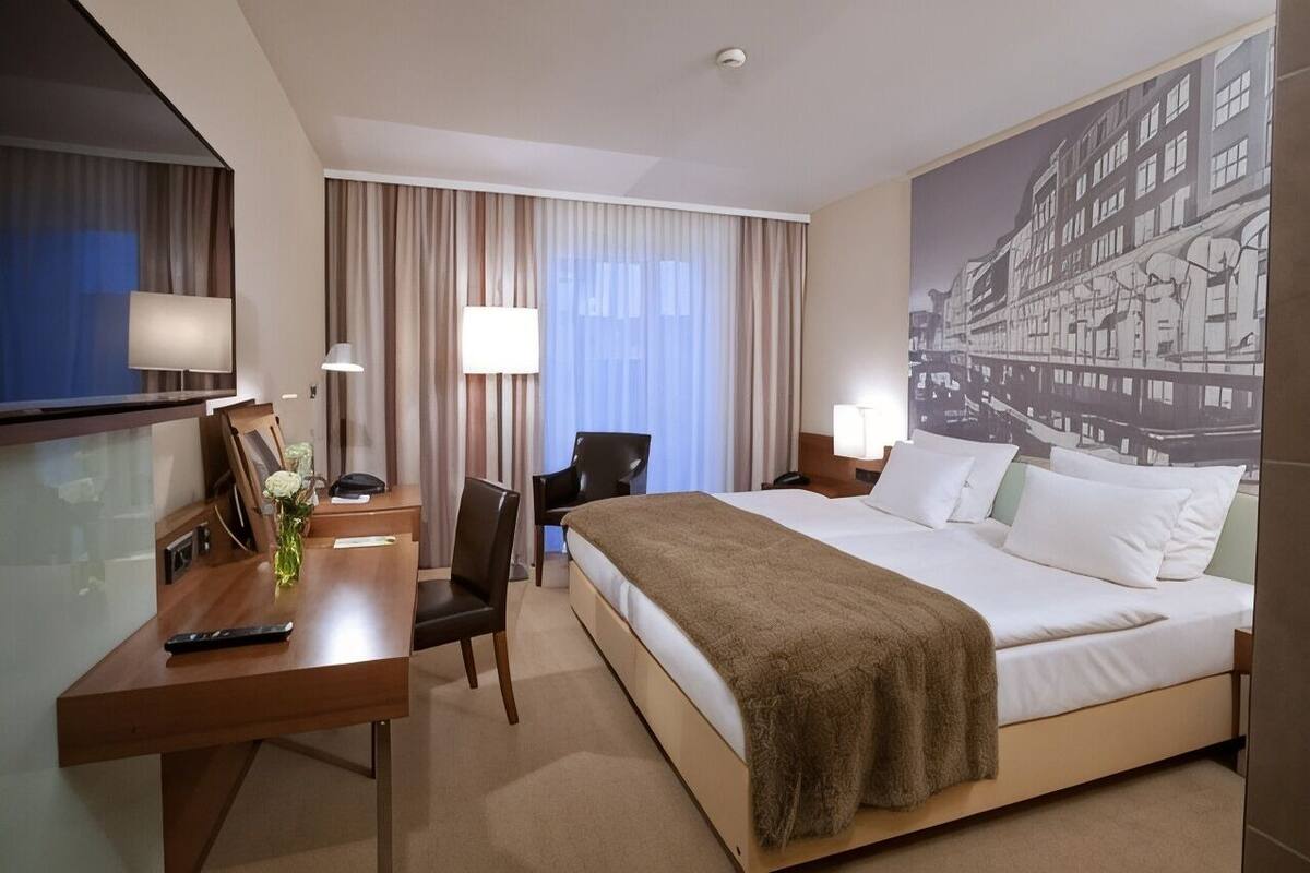 Hypo-allergenic bedding available, in-room safe, laptop workspace