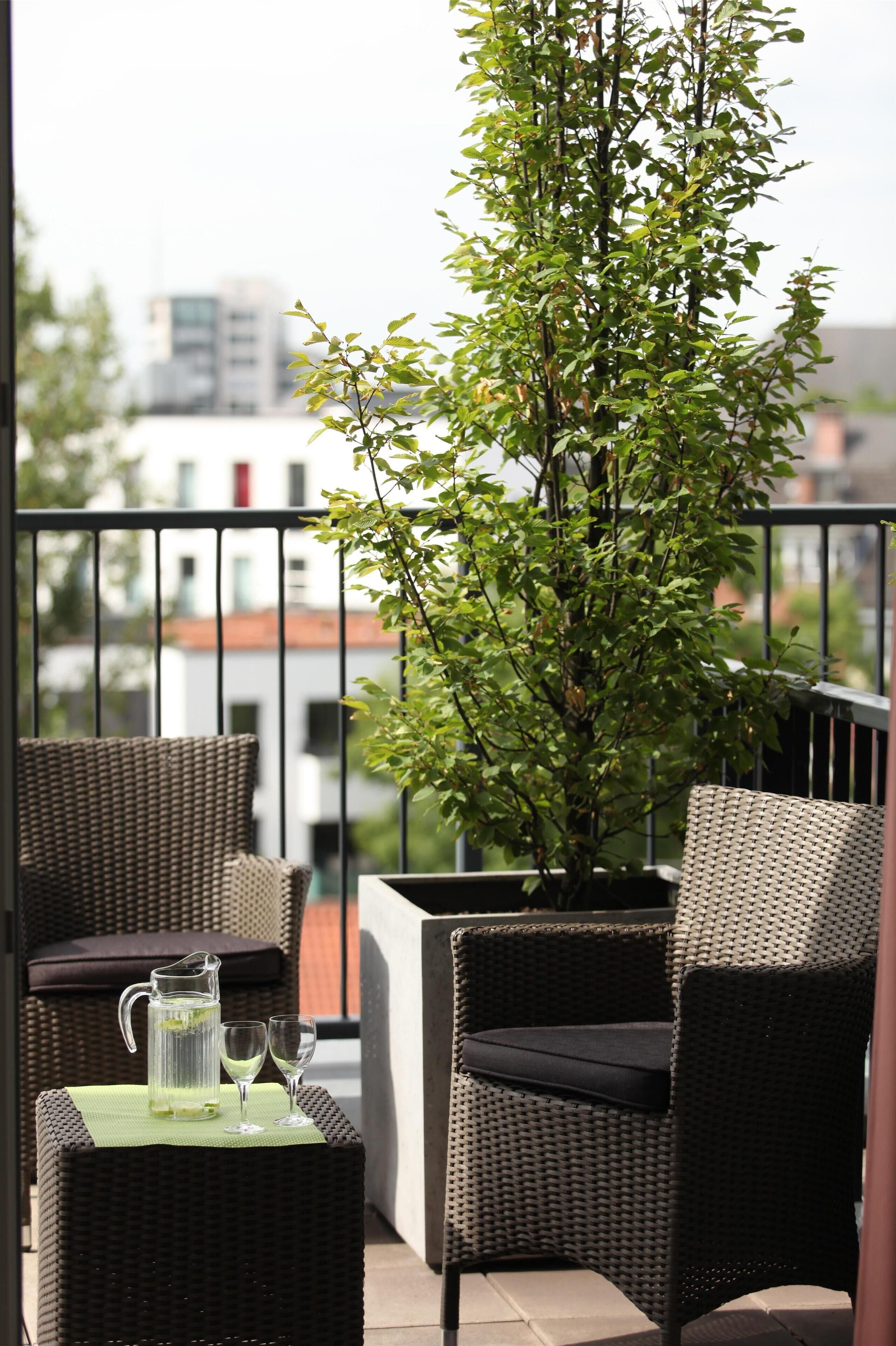 Hypo-allergenic bedding, in-room safe, laptop workspace