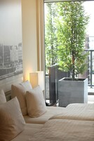 Hypo-allergenic bedding, in-room safe, laptop workspace, blackout drapes