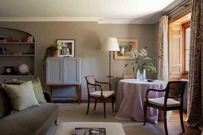 2 restaurants, breakfast served - Heckfield Place (Hook)