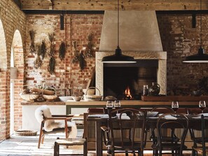 2 restaurants, breakfast served - Heckfield Place (Hook)