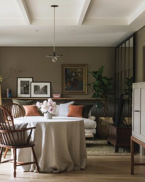 Room (Master) | Living area | TV - Heckfield Place (Hook)