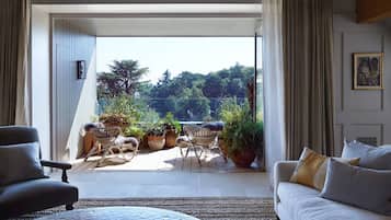 Room (Long) | Living area | TV
