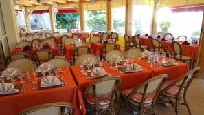 S'hi serveixen esmorzars, dinars, sopars i plats de cuina francesa 