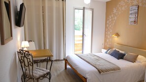 Caixa forta a l'habitació i escriptori 