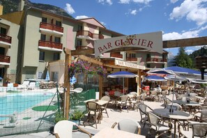 Serveert ontbijt, lunch, diner, Franse gerechten 