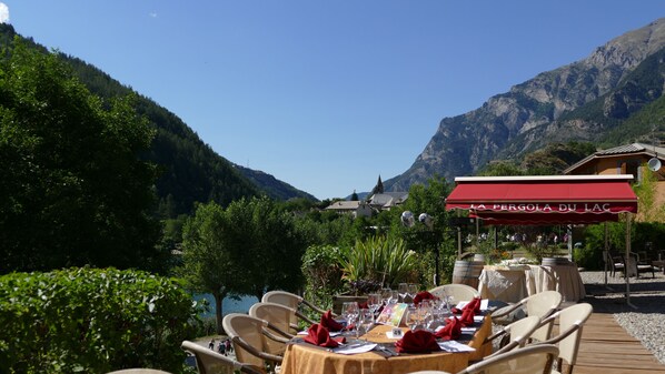 Melayani sarapan, makan siang, makan malam; sajian masakan Prancis 