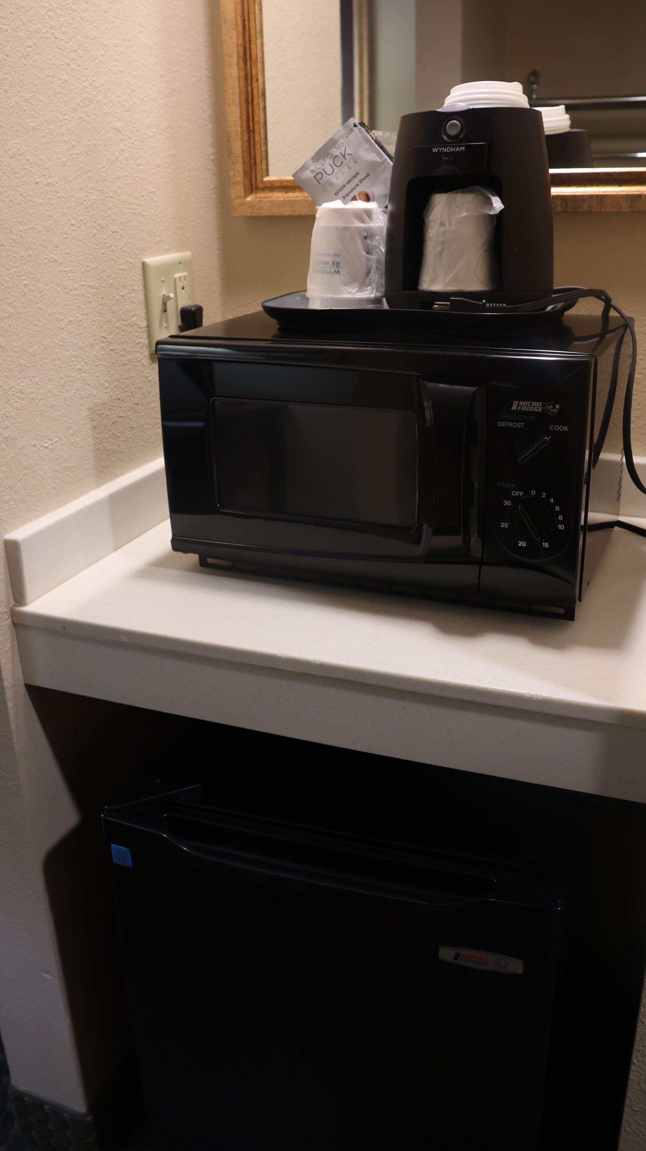 room, 1 king bed, mobility accessible (roll-in shower) | microwave