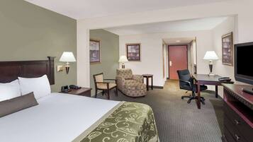 Tempur-Pedic-senger, safe på rommet, skrivebord og blendingsgardiner