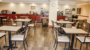 Free daily continental breakfast - Wingate By Wyndham Peoria (Peoria)