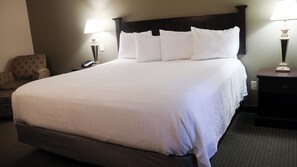 Room, 1 King Bed, Accessible, Non Smoking (Bathtub with Grab Bars) | Tempur-Pedic beds, in-room safe, desk, blackout drapes - Wingate By Wyndham Peoria (Peoria)