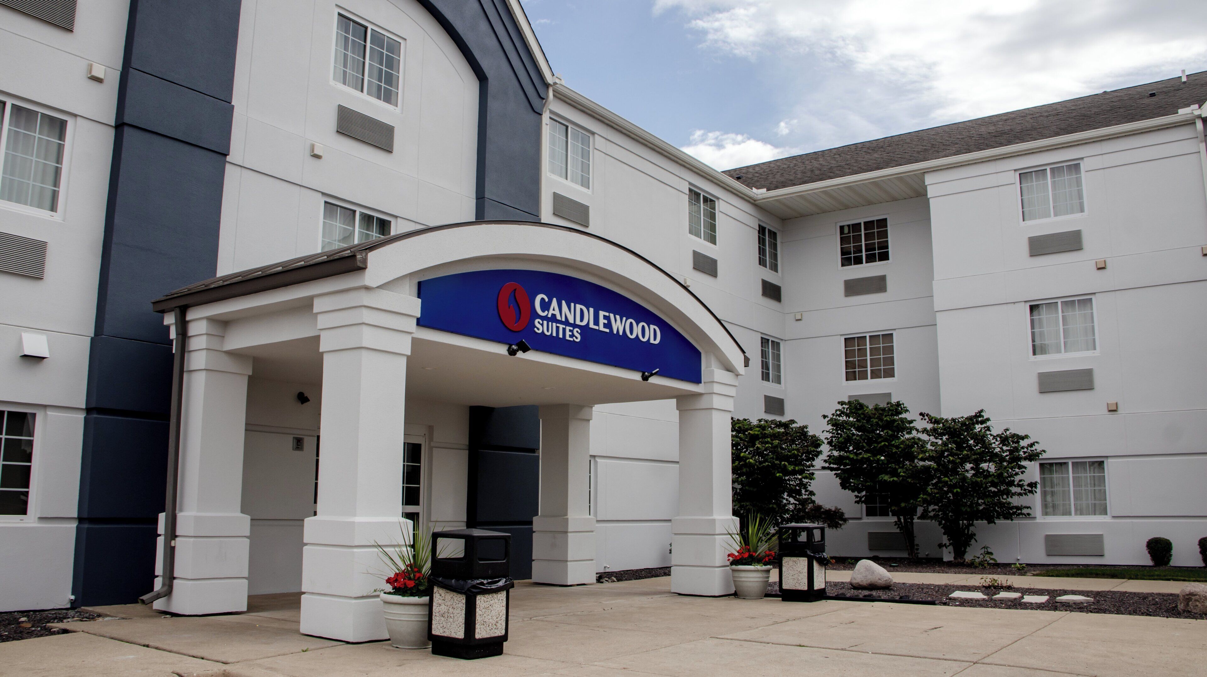 Entrada de un hotel con un letrero que dice 'Candlewood Suites'.