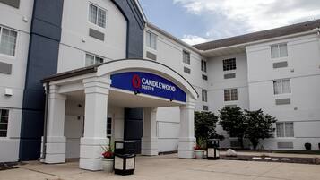 Entrada de un hotel con un letrero que dice 'Candlewood Suites'.