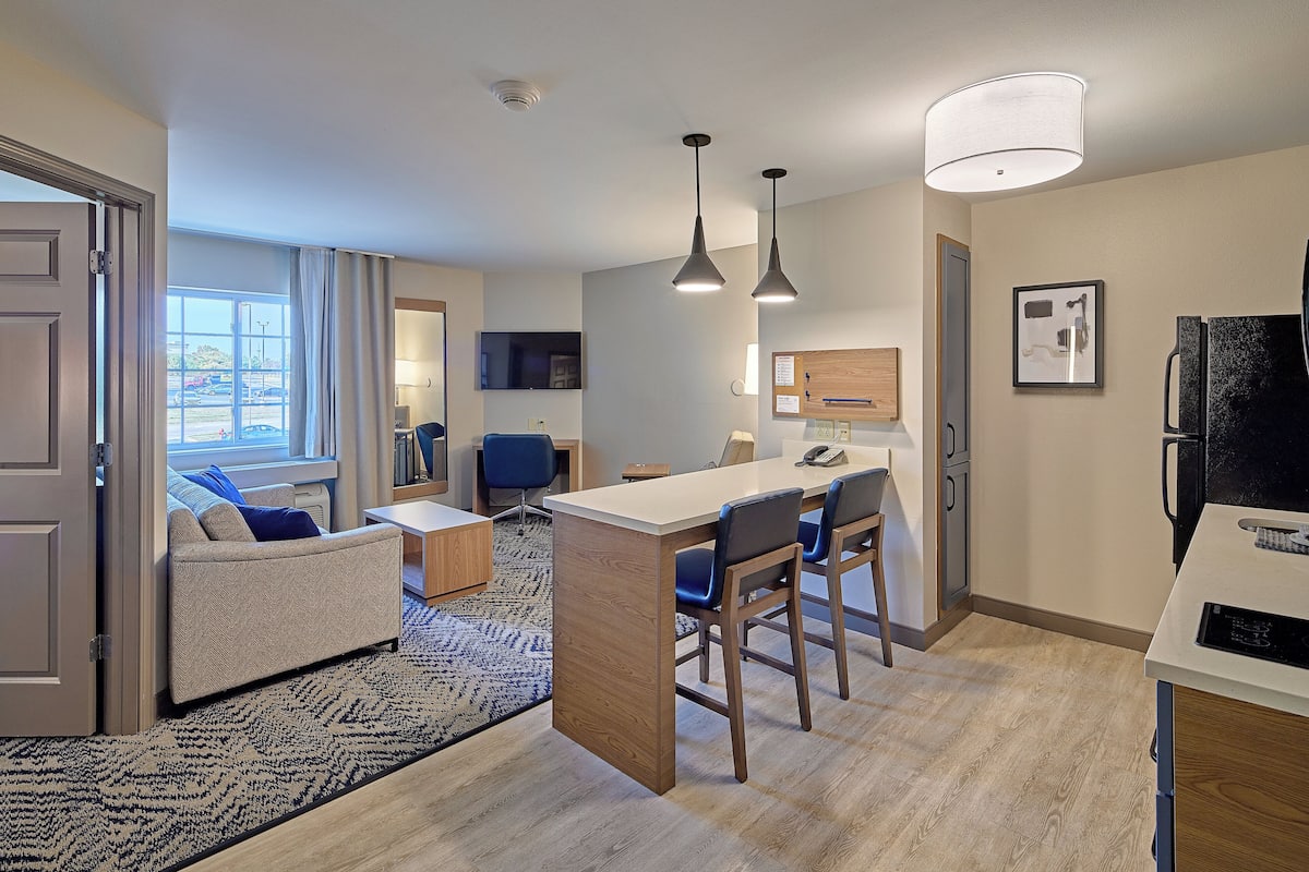 Room, 1 Bedroom | 1 bedroom, desk, iron/ironing board, free WiFi