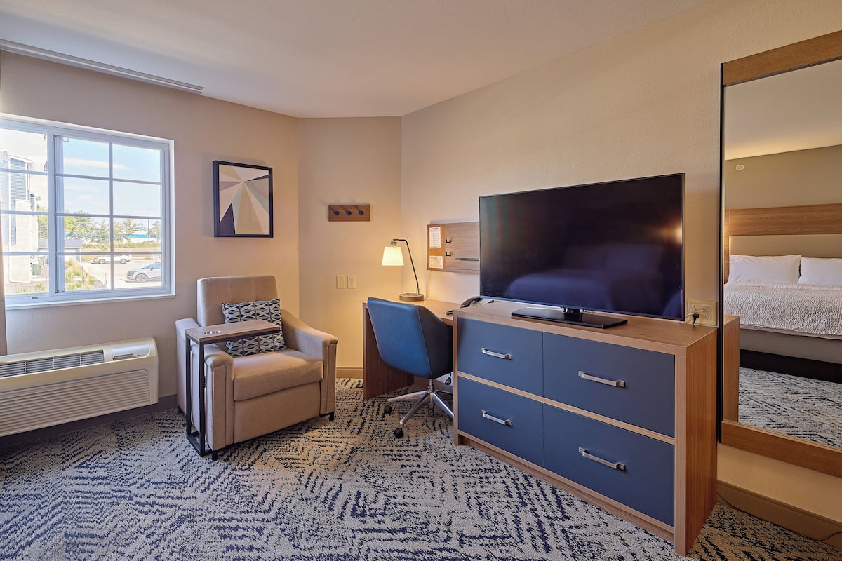Suite estudio, 2 camas matrimoniales | Escritorio, tabla de planchar con plancha, wifi gratis y ropa de cama