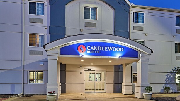 Hotellin sisäänkäynti, jonka yläpuolella on sininen kyltti, jossa lukee: ”Candlewood Suites”.