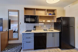Studio Suite, 2 Double Beds | Private kitchen