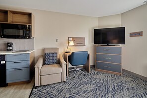 Studiosuite, 1 Queen-Bett | Wohnbereich