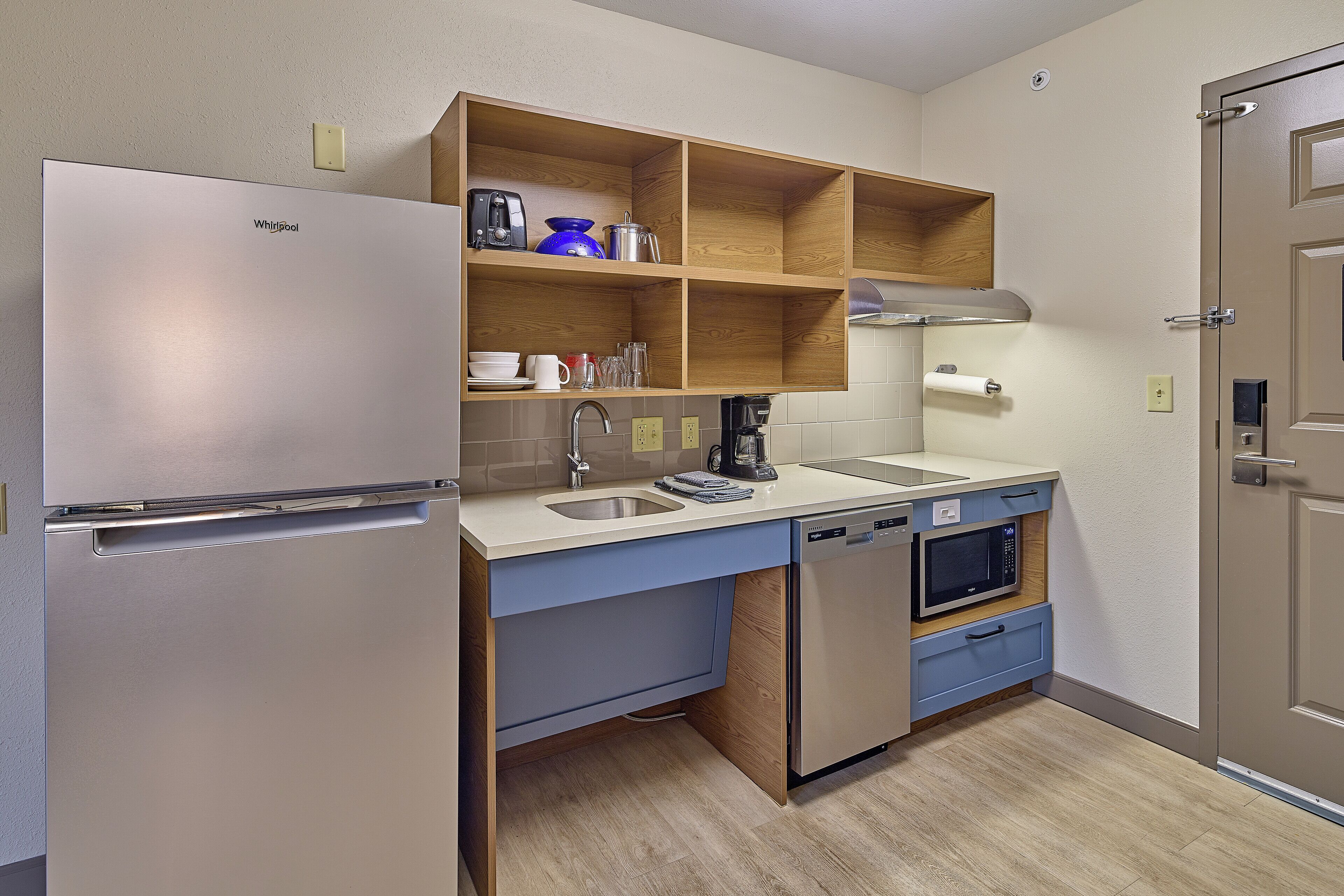 studio suite, 1 queen bed | private kitchen | full-sized fridge, microwave, stovetop, dishwasher