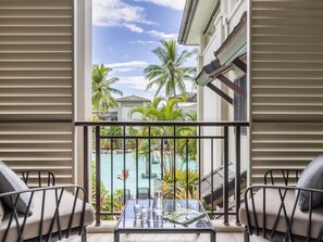 Premium bedding, minibar, in-room safe, desk - Pullman Port Douglas Sea Temple Resort and Spa (Craiglie)
