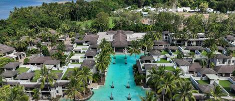 Alberca al aire libre y camastros