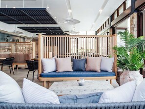 Se sirven desayunos, comidas y cenas con vista a la alberca 