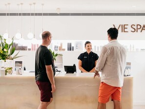 Espace de soins pour les couples, bain à remous, soins corporels