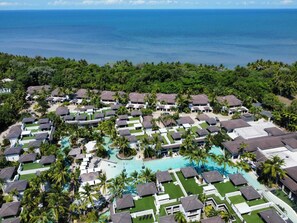 Outdoor pool, sun loungers - Pullman Port Douglas Sea Temple Resort and Spa (Craiglie)