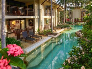 Un hôtel doté d’une piscine, d’un espace extérieur aménagé et d’un jardin luxuriant.