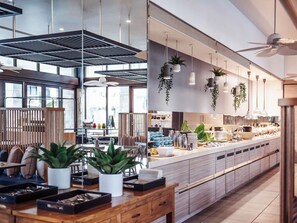 Desayuno buffet (AUD 42 por persona) 