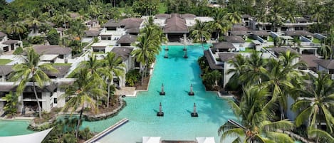 Piscine extérieure, chaises longues