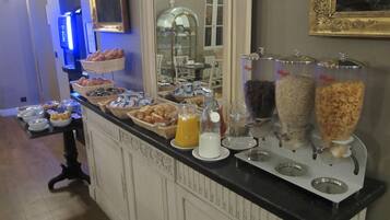 Petit déjeuner continental servi tous les jours en supplément