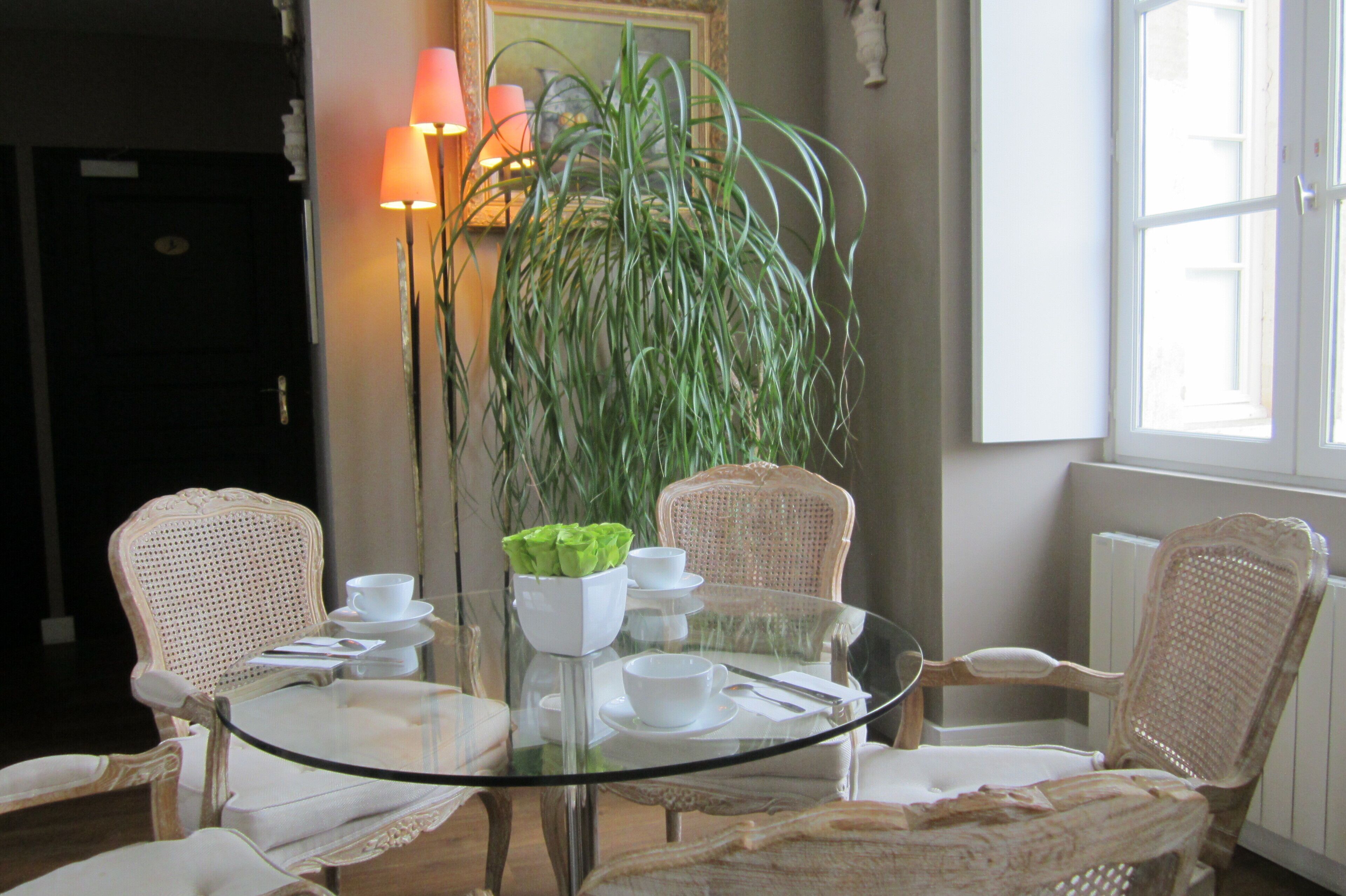 Petit déjeuner continental (12.00 EUR par personne)