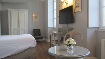 Superior tweepersoonskamer | Individueel gedecoreerd, individueel gemeubileerd, een bureau