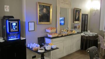 Ein Hotelzimmer mit Minibar, einem Frühstücksbuffet und einem Fernseher.