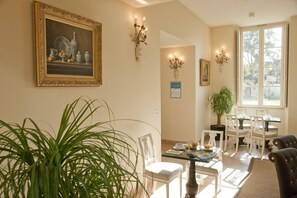 Desayuno continental diario (EUR 12.00 por persona)