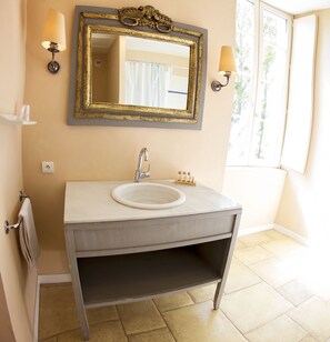 Premium Double Room | Bathroom | Free toiletries, hair dryer, towels