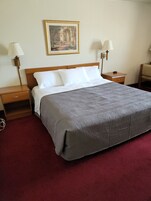 Escritorio, espacio para trabajar con laptop y cortinas blackout 