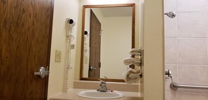 Combined shower/bathtub, hair dryer, towels - Family Budget Inn Bethany (Bethany)