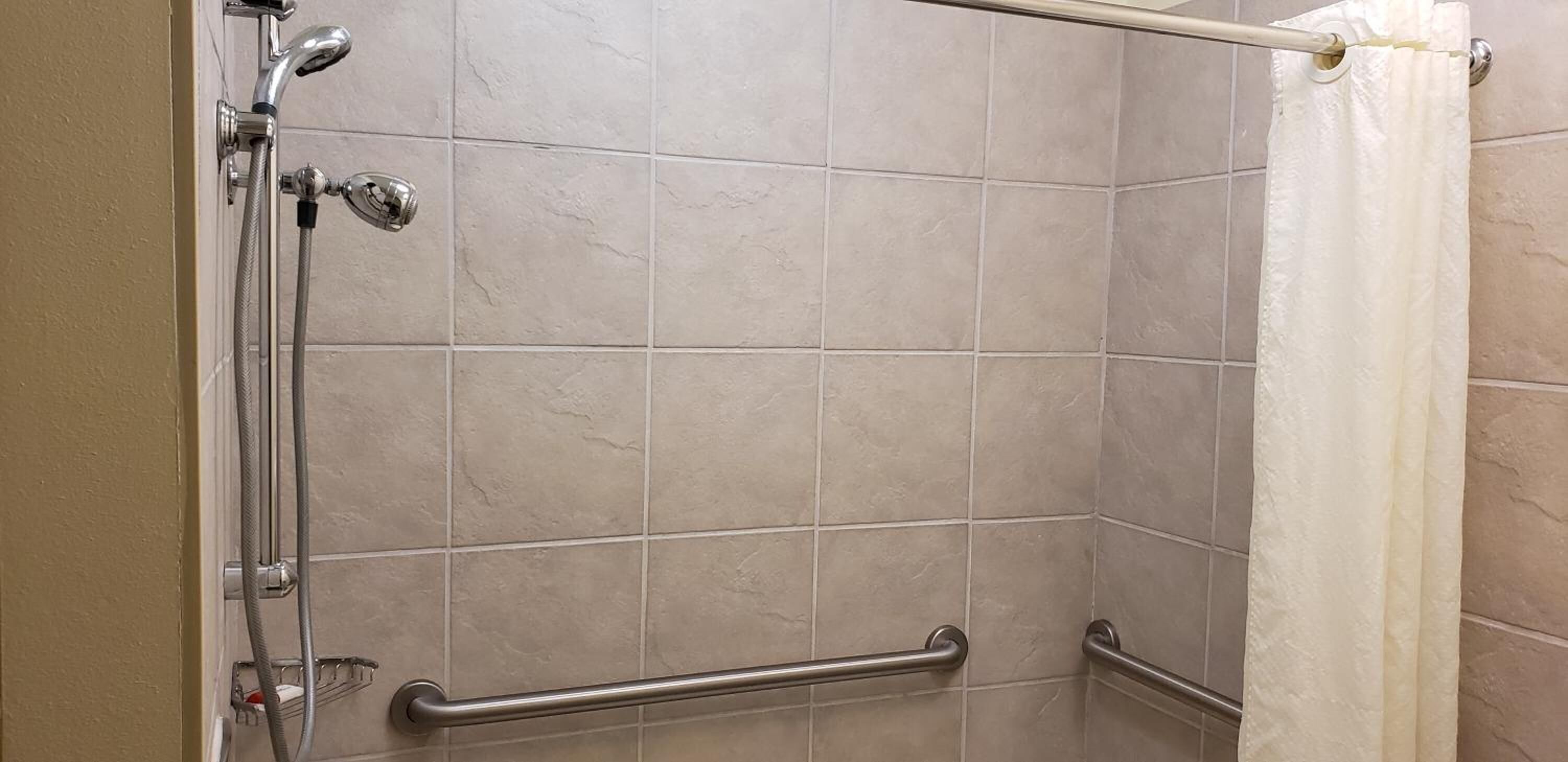 combined shower/bathtub, hair dryer, towels