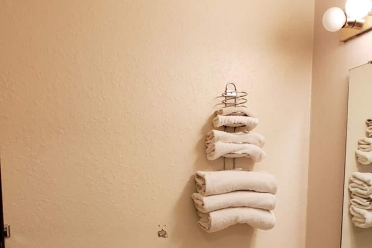 Combined shower/bathtub, hair dryer, towels