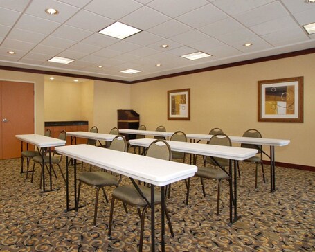 Comfort Suites Southport - Image 12