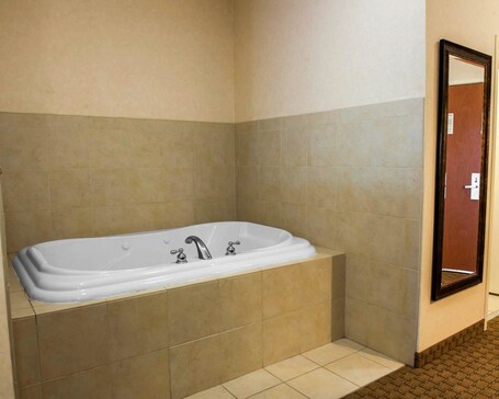 Comfort Suites Southport - Image 20